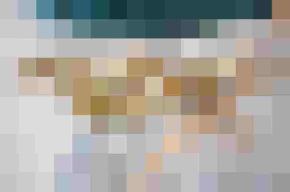 Elegante, handgemachte Ohrringe aus Perlen und goldenen Akzenten auf einem Natursteinuntergrund.